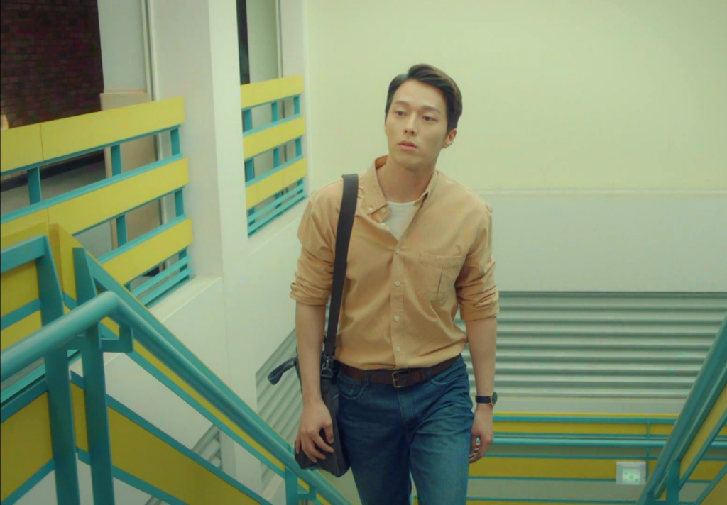 Jang Ki-yong wearing the Builford 628 bag as a crossbody bag with the shoulder strap connected