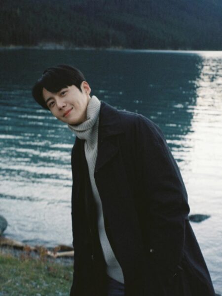 Kim Seon-ho wearing a messenger bag in the drama Can This Love Be Translated?